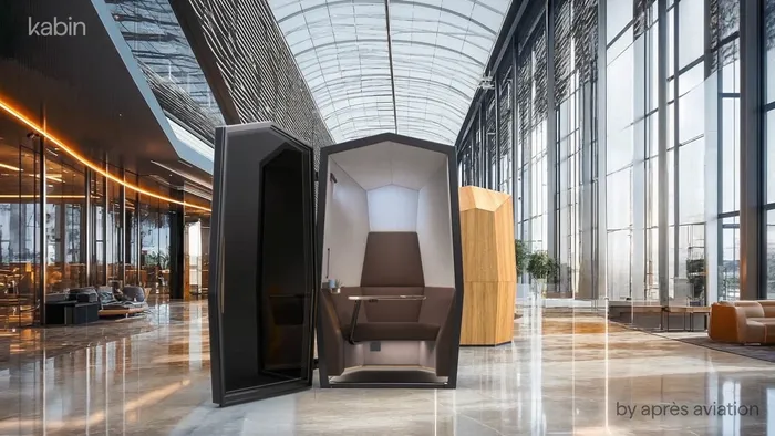 Render de una cabina privada Kabin de Après Aviation con la puerta abierta en un luminoso atrio de terminal de aeropuerto con techo acristalado.